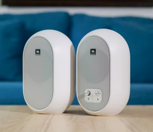 JBL One Series 104-BT : de puissantes enceintes amplifiées à un tarif très compétitif